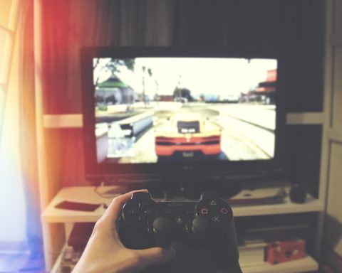 Persoon speelt een gratis browsergame op een laptop terwijl data op de achtergrond wordt verzameld