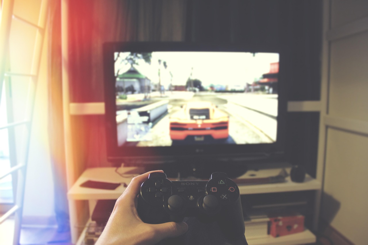 Persoon speelt een gratis browsergame op een laptop terwijl data op de achtergrond wordt verzameld