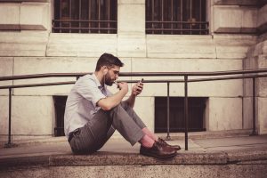 Iemand scant een product in de supermarkt met een barcodescanner app op zijn smartphone