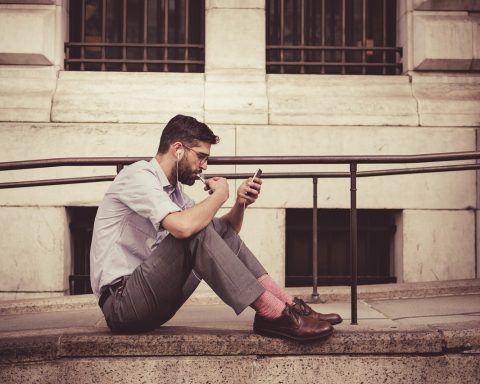Iemand scant een product in de supermarkt met een barcodescanner app op zijn smartphone