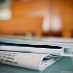 Persoon die technieuws leest op een laptop en controleert op betrouwbaarheid