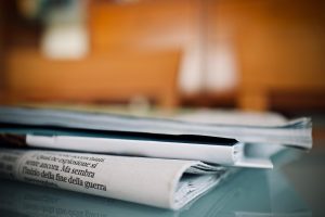 Persoon die technieuws leest op een laptop en controleert op betrouwbaarheid