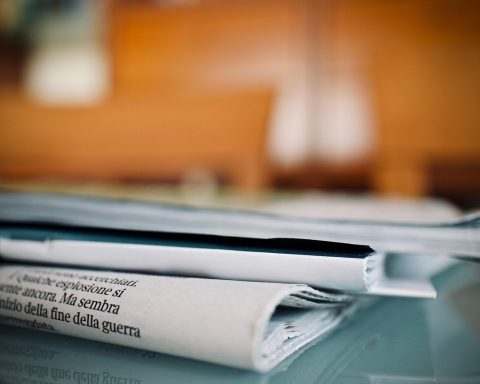 Persoon die technieuws leest op een laptop en controleert op betrouwbaarheid