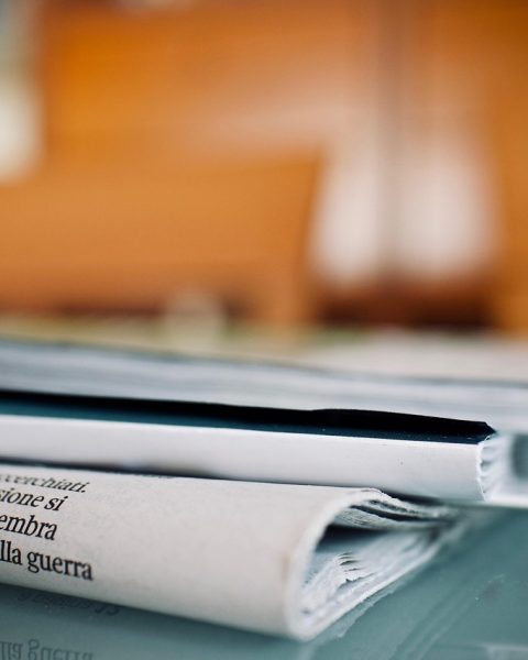 Persoon die technieuws leest op een laptop en controleert op betrouwbaarheid