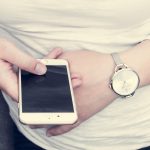 Jongere die meerdere apps gebruikt op een smartphone