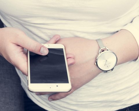 Jongere die meerdere apps gebruikt op een smartphone