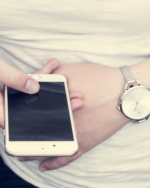 Jongere die meerdere apps gebruikt op een smartphone