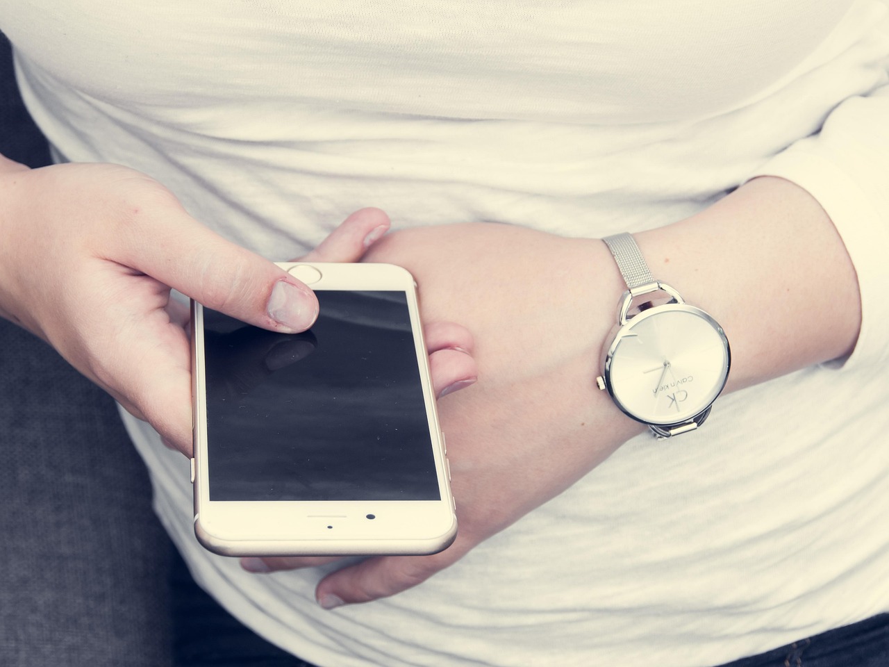 Jongere die meerdere apps gebruikt op een smartphone