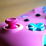 Een verlaten gamecontroller op een bureau, symbool voor gestrande Early Access-games