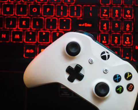 Een gaming controller naast een laptop met een gamescherm, symbool voor legaal en betaalbaar gamen