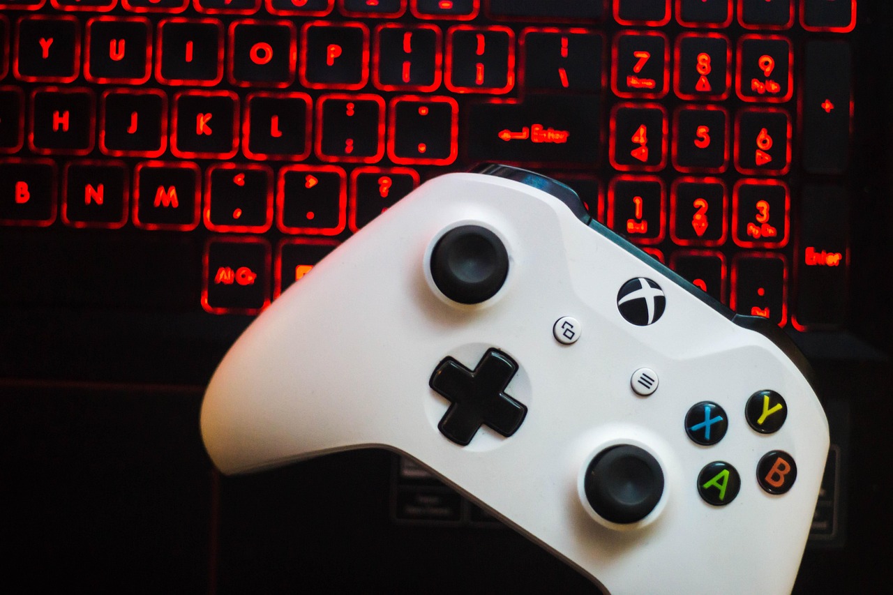 Een gaming controller naast een laptop met een gamescherm, symbool voor legaal en betaalbaar gamen