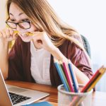 Persoon die een cybersecurity-cursus volgt op een laptop