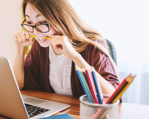 Persoon die een cybersecurity-cursus volgt op een laptop