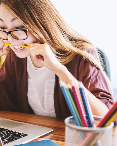 Persoon die een cybersecurity-cursus volgt op een laptop