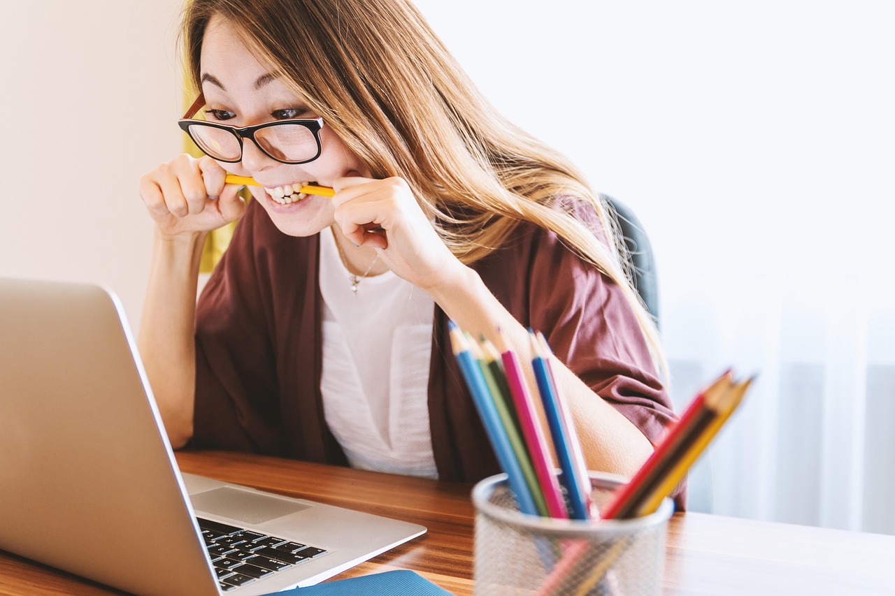 Persoon die een cybersecurity-cursus volgt op een laptop