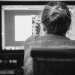 HDMI, USB-C en DisplayPort aansluitingen aan de zijkant van een laptop en monitor