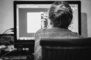 HDMI, USB-C en DisplayPort aansluitingen aan de zijkant van een laptop en monitor