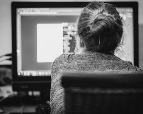 HDMI, USB-C en DisplayPort aansluitingen aan de zijkant van een laptop en monitor