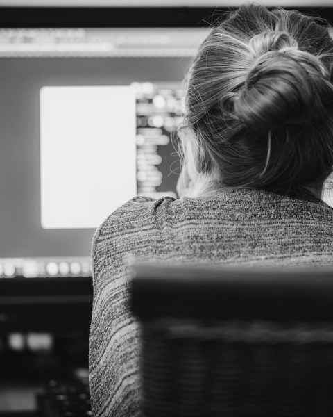 HDMI, USB-C en DisplayPort aansluitingen aan de zijkant van een laptop en monitor