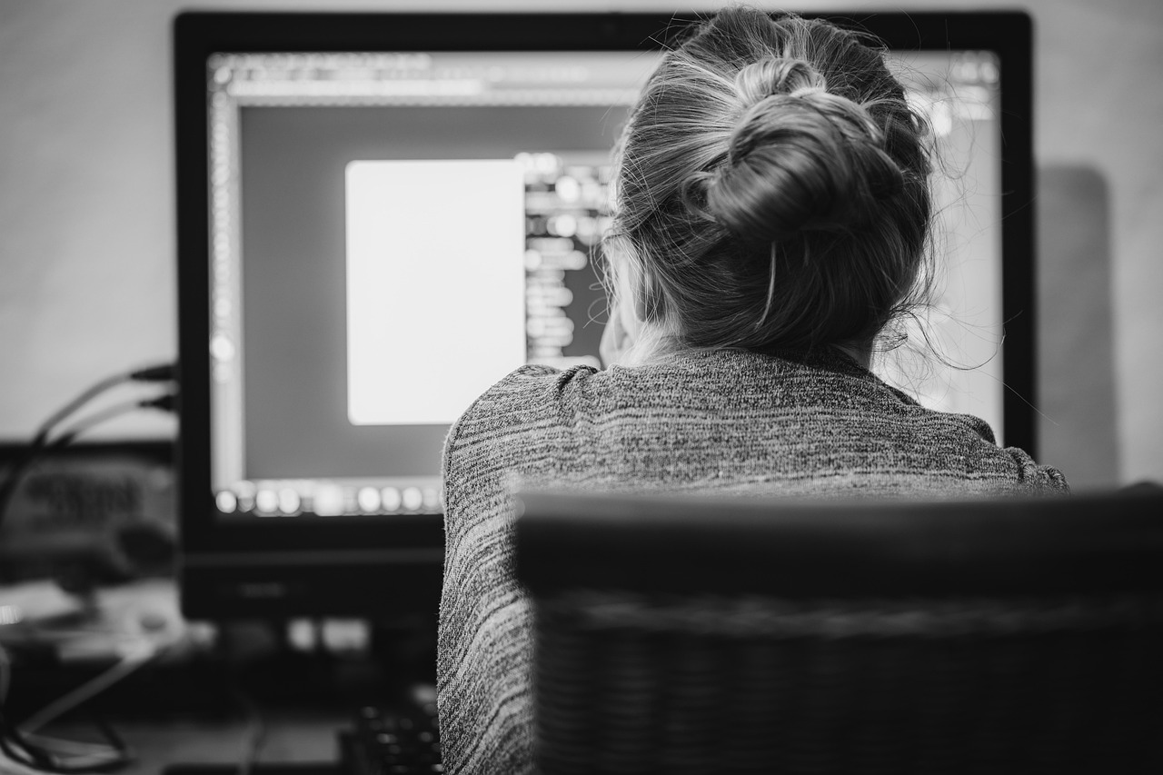 HDMI, USB-C en DisplayPort aansluitingen aan de zijkant van een laptop en monitor