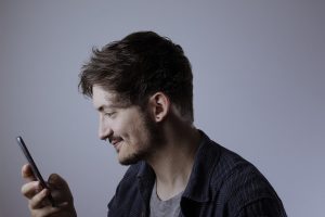 Persoon die op een laptop een zoekopdracht invoert in een moderne zoekmachine met AI-resultaten