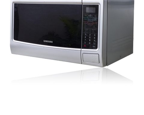Slimme keukenapparaten met touchscreen op een keukenblad