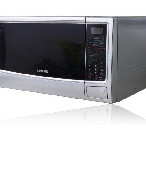 Slimme keukenapparaten met touchscreen op een keukenblad