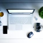 Slimme stekker en lamp op een bureau als starterspakket voor smarthome