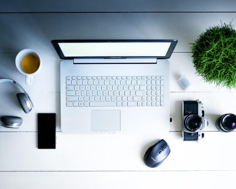 Slimme stekker en lamp op een bureau als starterspakket voor smarthome