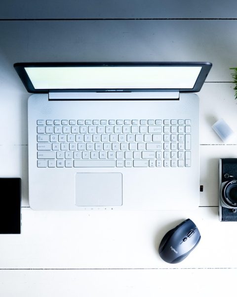 Slimme stekker en lamp op een bureau als starterspakket voor smarthome