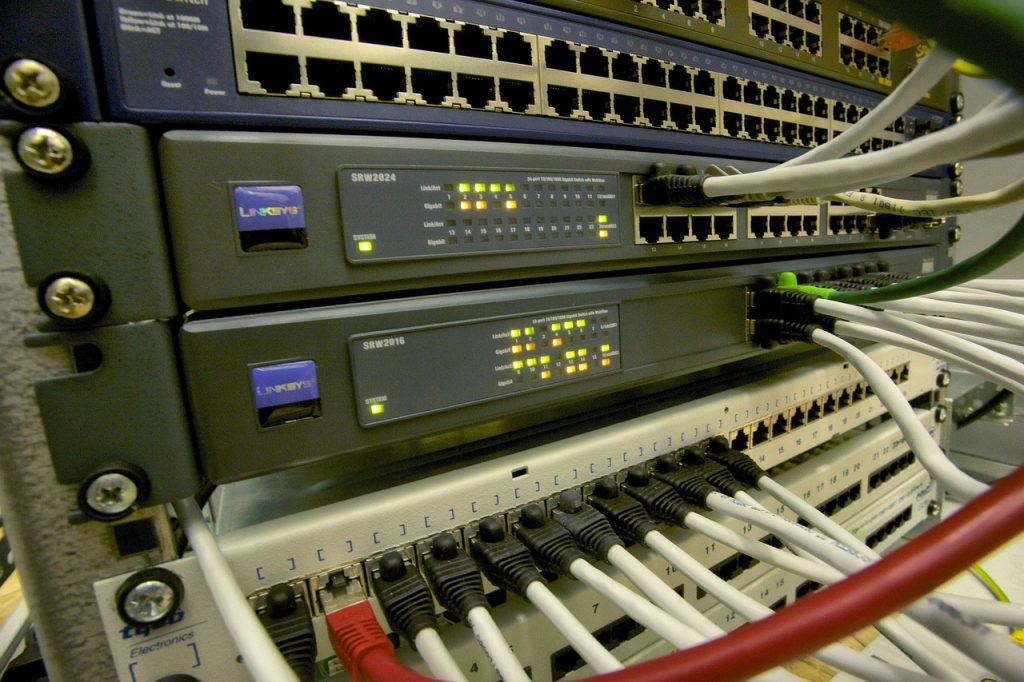 Een thuisrouter op een bureau met knipperende lampjes, symbool voor thuisnetwerk en beveiliging