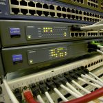 Een thuisrouter op een bureau met knipperende lampjes, symbool voor thuisnetwerk en beveiliging