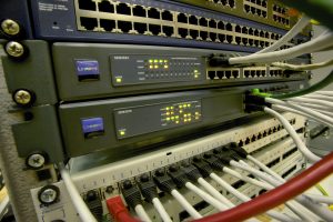 Een thuisrouter op een bureau met knipperende lampjes, symbool voor thuisnetwerk en beveiliging