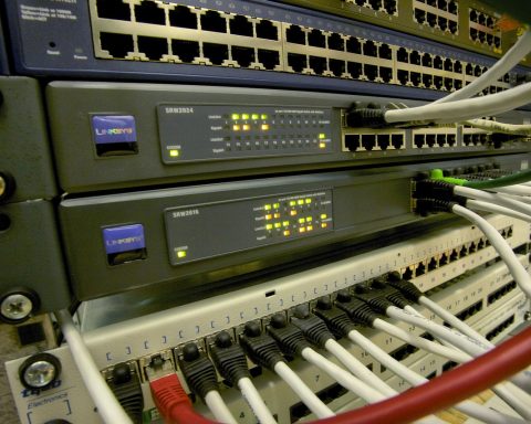 Een thuisrouter op een bureau met knipperende lampjes, symbool voor thuisnetwerk en beveiliging