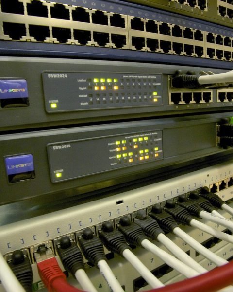 Een thuisrouter op een bureau met knipperende lampjes, symbool voor thuisnetwerk en beveiliging