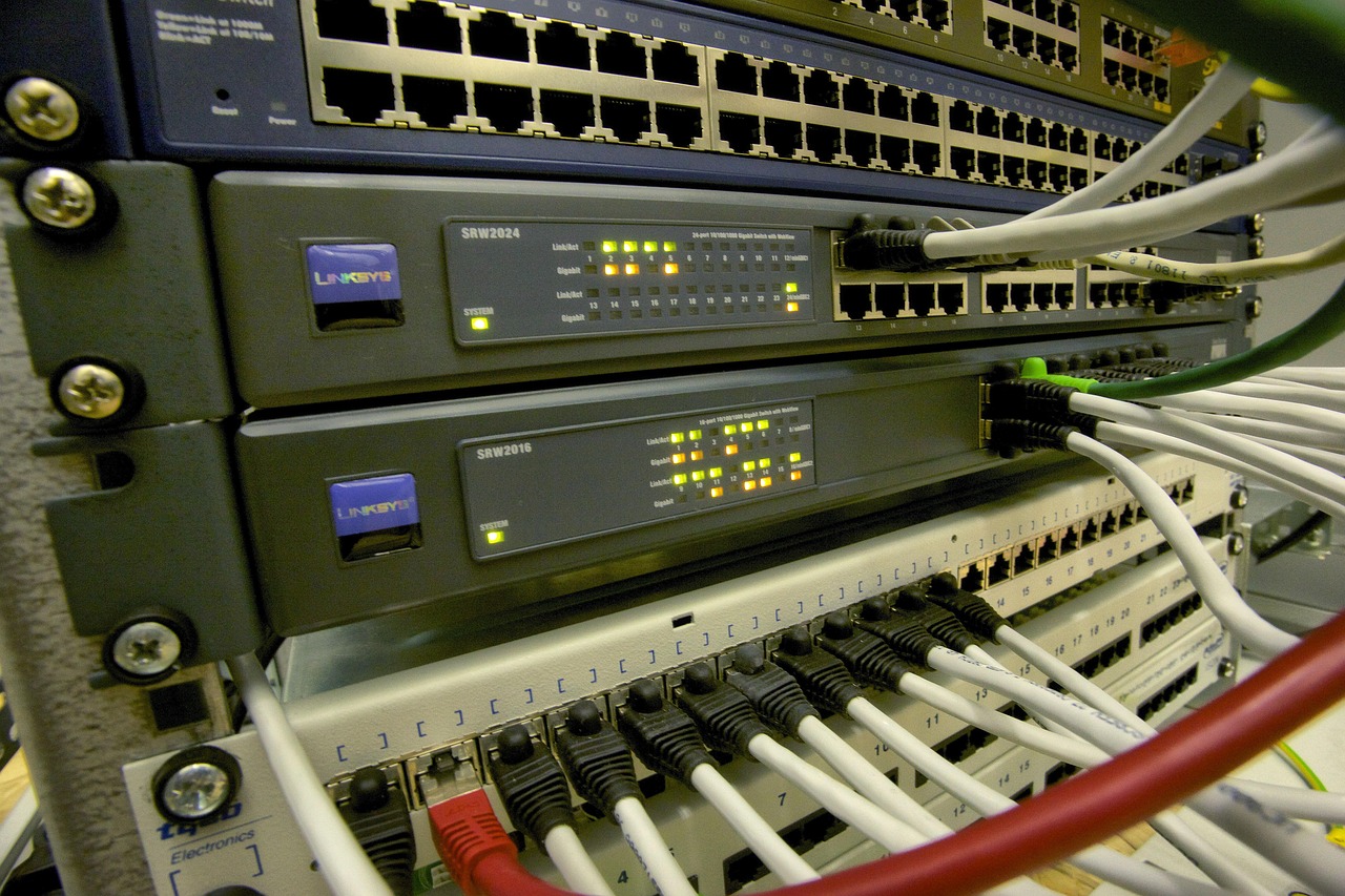 Een thuisrouter op een bureau met knipperende lampjes, symbool voor thuisnetwerk en beveiliging