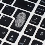 Laptop met een wachtwoordmanager-app open op het scherm