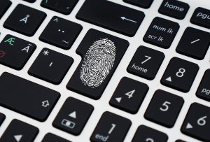 Laptop met een wachtwoordmanager-app open op het scherm