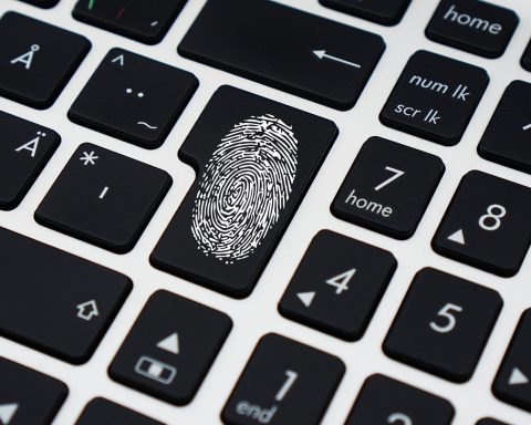 Laptop met een wachtwoordmanager-app open op het scherm