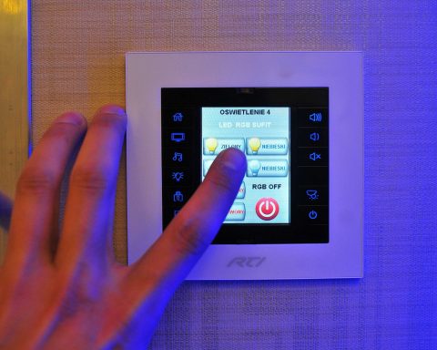 Slim bedieningspaneel voor domotica in een klein kantoor