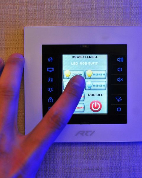 Slim bedieningspaneel voor domotica in een klein kantoor