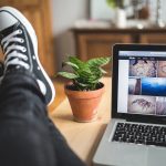 Zzp'er werkt op een laptop aan zijn bureau en beheert cloudopslag