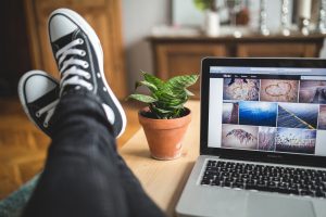 Zzp'er werkt op een laptop aan zijn bureau en beheert cloudopslag