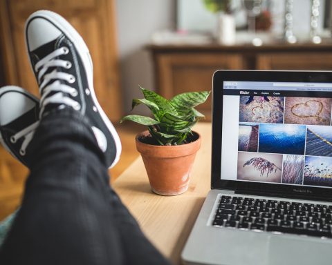 Zzp'er werkt op een laptop aan zijn bureau en beheert cloudopslag