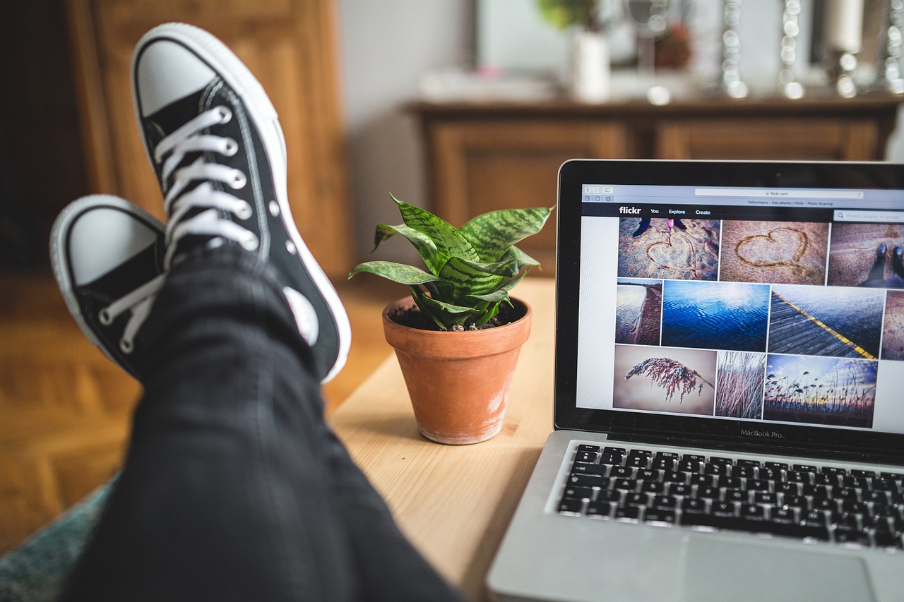 Zzp'er werkt op een laptop aan zijn bureau en beheert cloudopslag