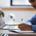 Persoon die aan een laptop cybersecurity aan het studeren is