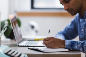 Persoon die aan een laptop cybersecurity aan het studeren is