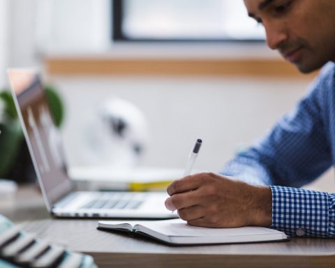 Persoon die aan een laptop cybersecurity aan het studeren is