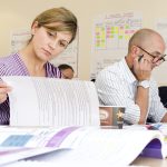 IT-professional die studeert voor een certificering achter een laptop