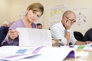 IT-professional die studeert voor een certificering achter een laptop